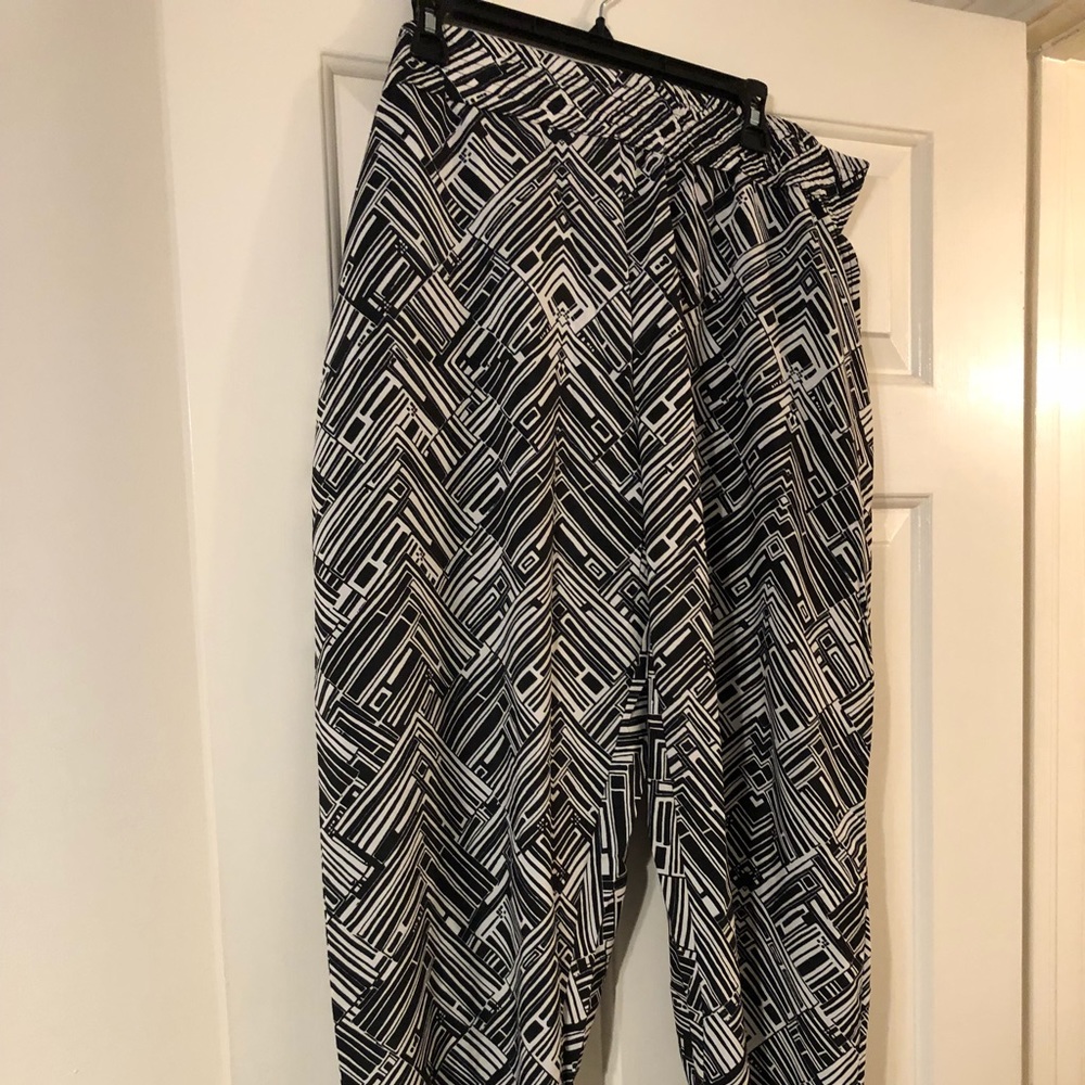 NWOT black/White abstract joggers size 2X